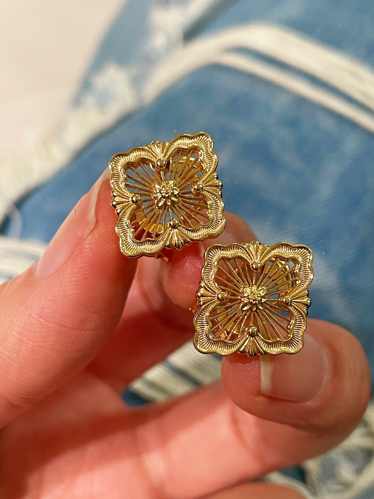 Buccellati - Inspired Honeycomb Clover Stud Earrings - floysun
