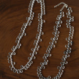 Collana choker con perline di vetro a goccia annodate a mano