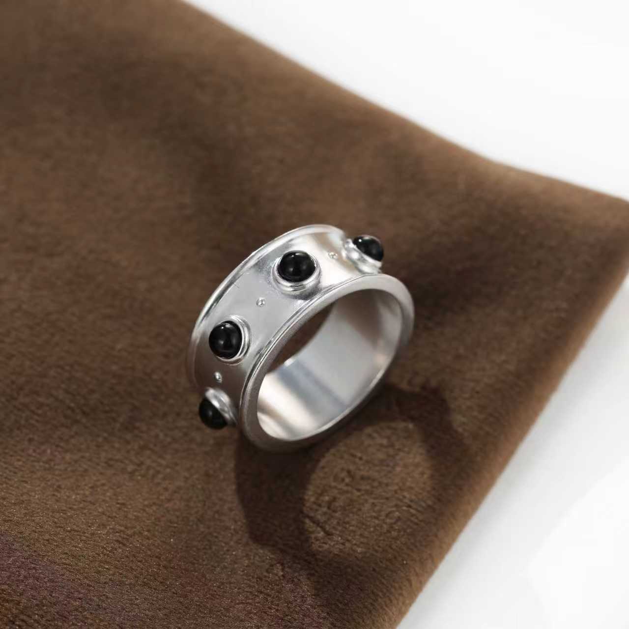 Designer Curved Black Onyx & Deer Antler Stone Band Ring - Narrow - floysun
