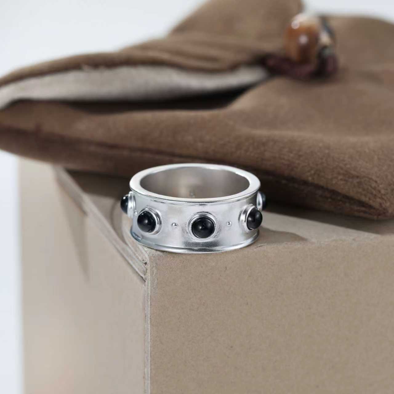 Designer Curved Black Onyx & Deer Antler Stone Band Ring - Narrow - floysun