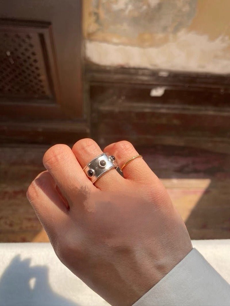 Designer Curved Black Onyx & Deer Antler Stone Band Ring - floysun