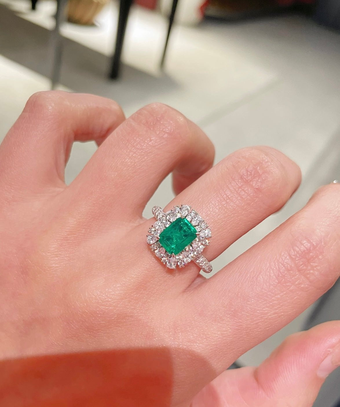 Emerald Elegance Ring – Luxury Craftsmanship - floysun