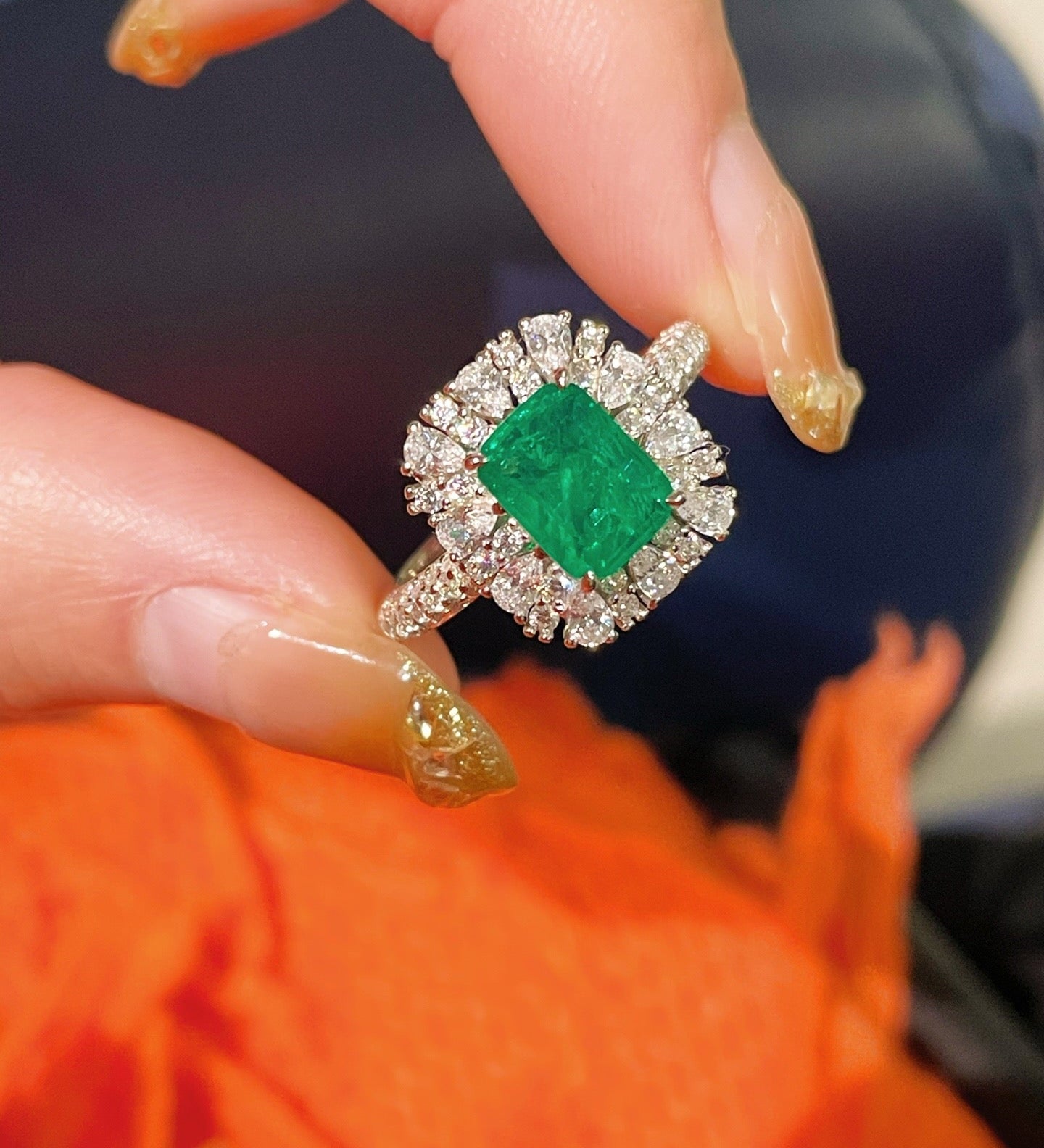 Emerald Elegance Ring – Luxury Craftsmanship - floysun