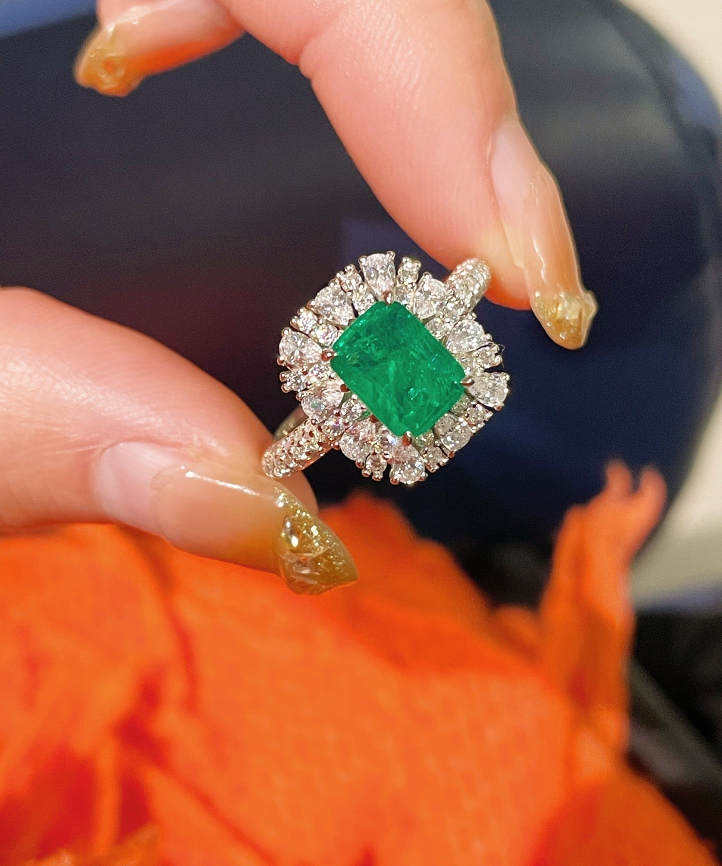 Emerald Elegance Ring – Luxury Craftsmanship - floysun