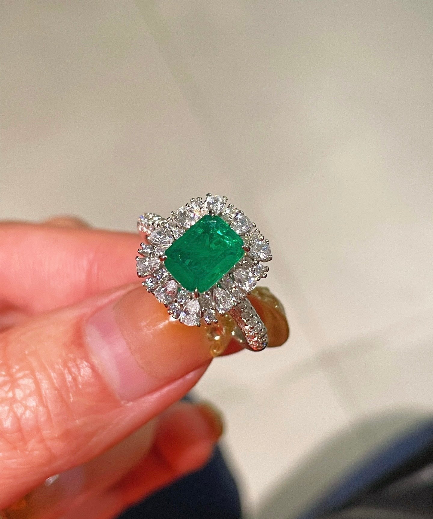 Emerald Elegance Ring – Luxury Craftsmanship - floysun