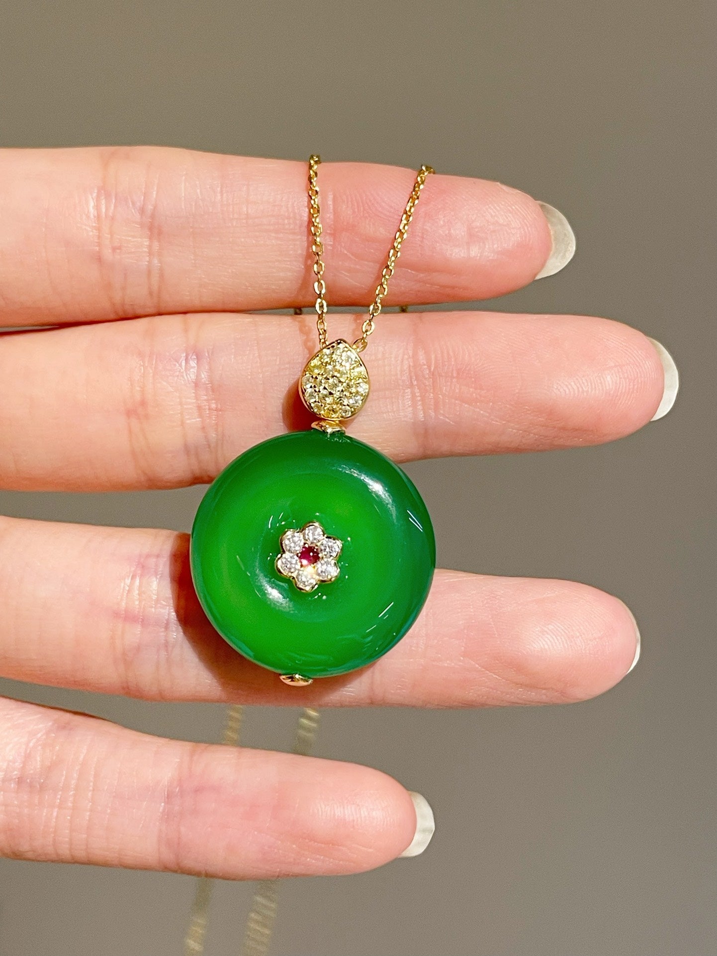 Emerald Harmony Jade Chalcedony Double - Sided Filigree Pendant Necklace - floysun