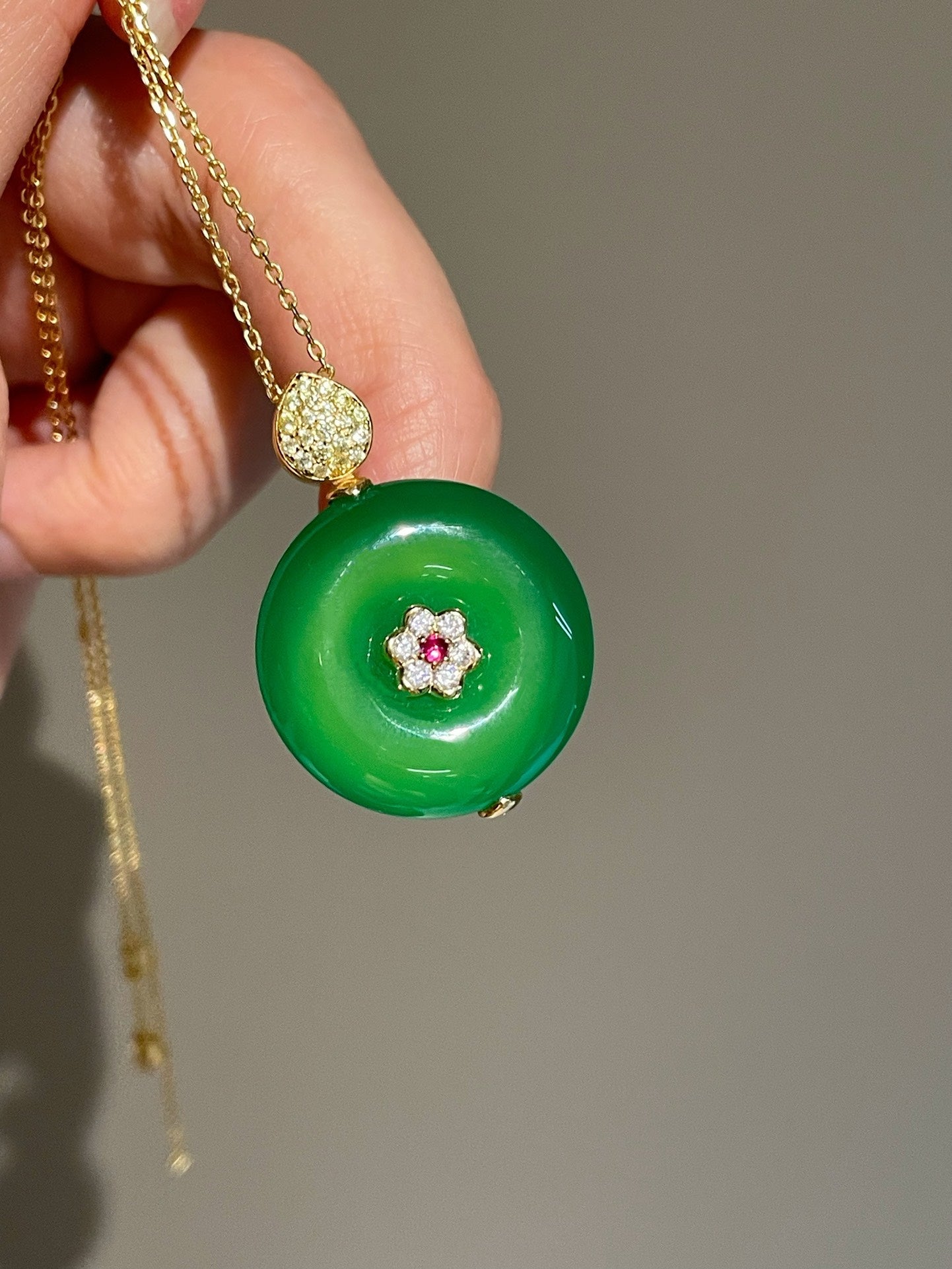 Emerald Harmony Jade Chalcedony Double - Sided Filigree Pendant Necklace - floysun