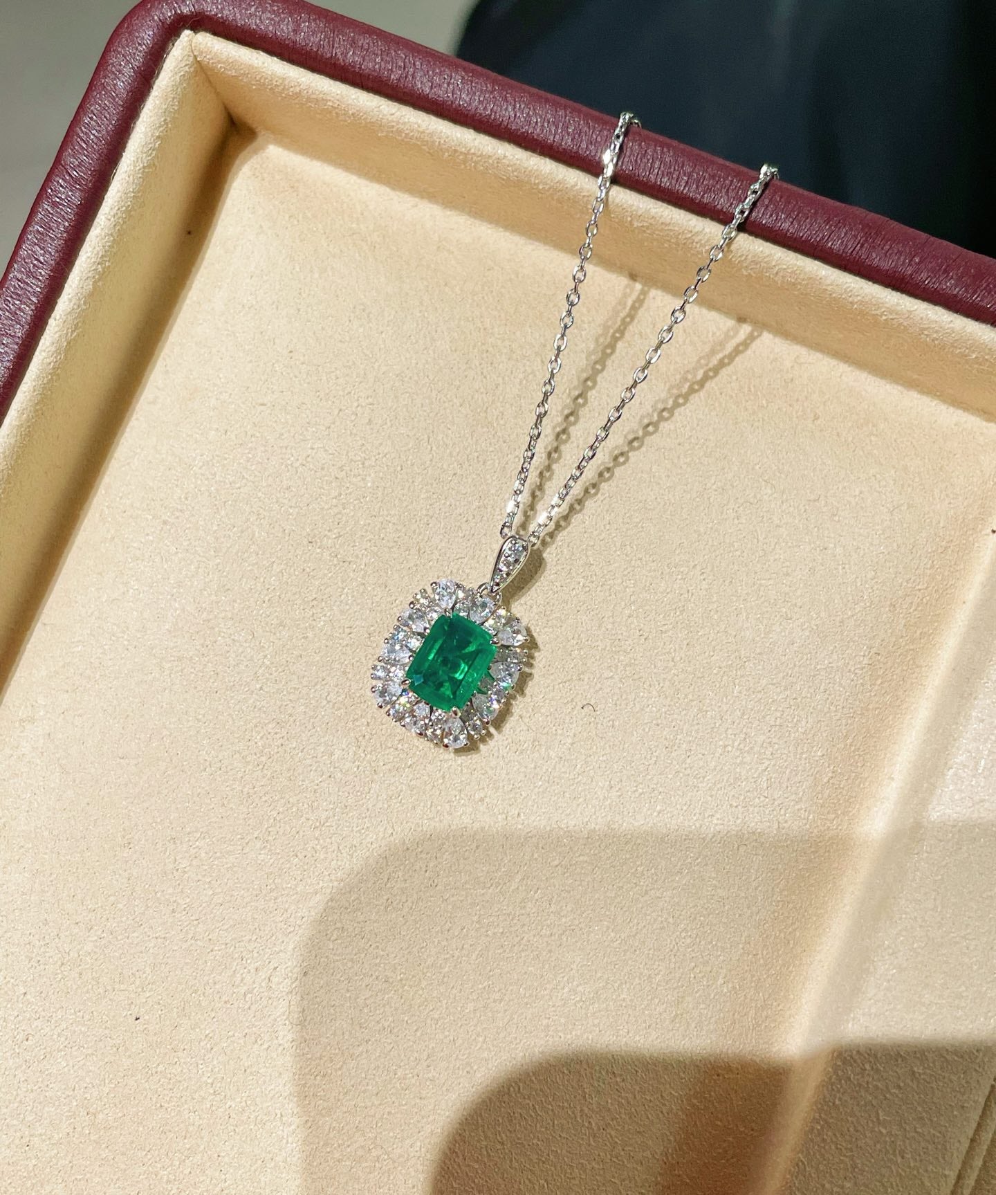 Emerald Radiance Necklace – Classic Statement Edition - floysun