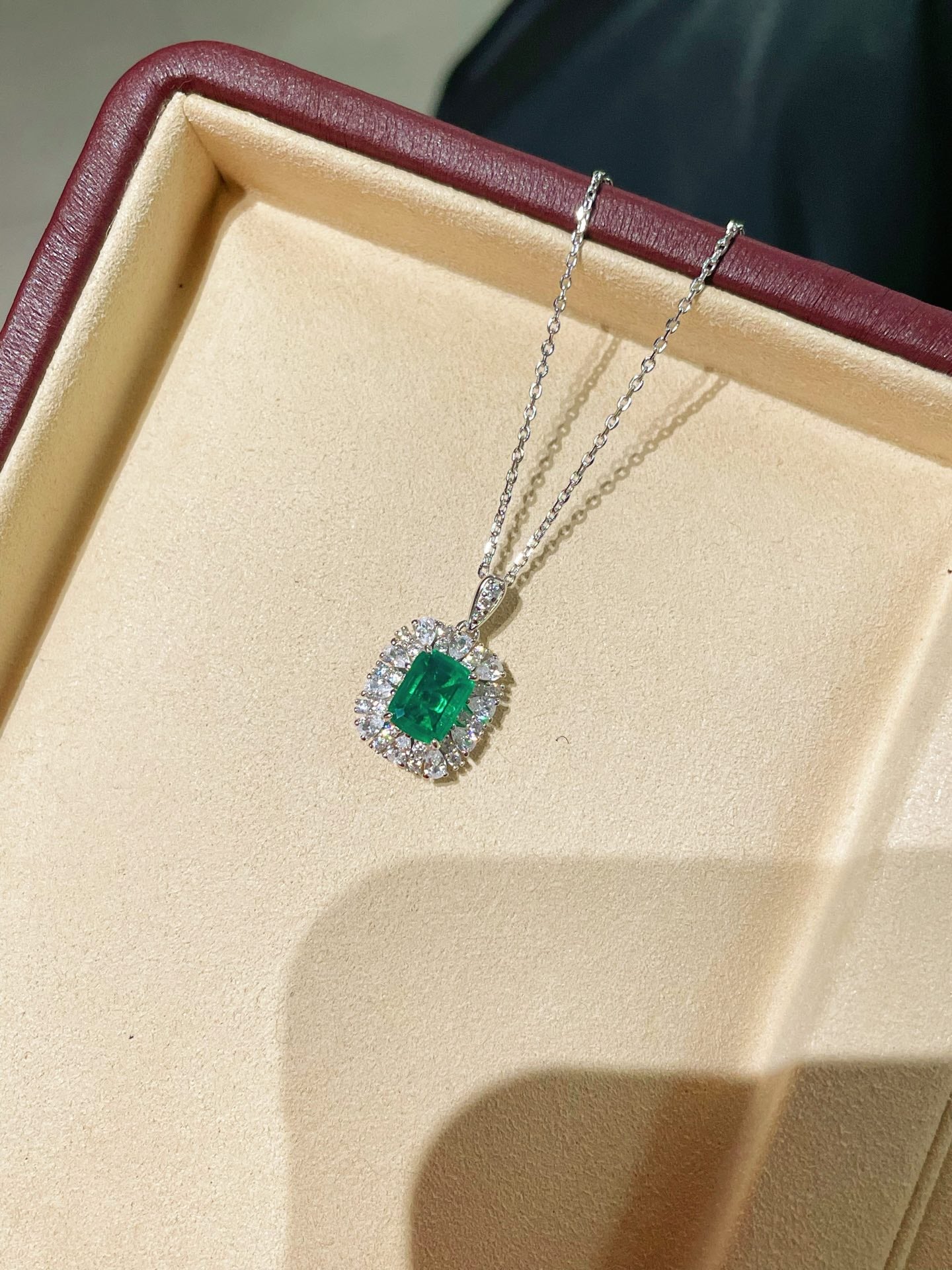 Emerald Radiance Necklace – Classic Statement Edition - floysun