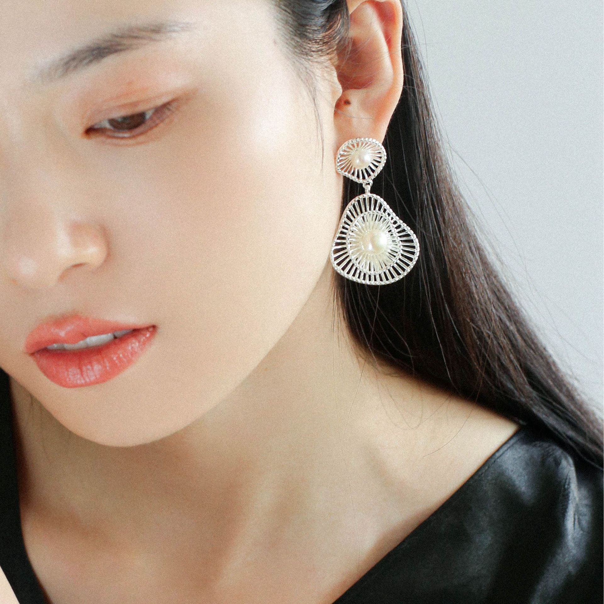Fashionable Hollow Ripple Double Pearl Earrings - floysun