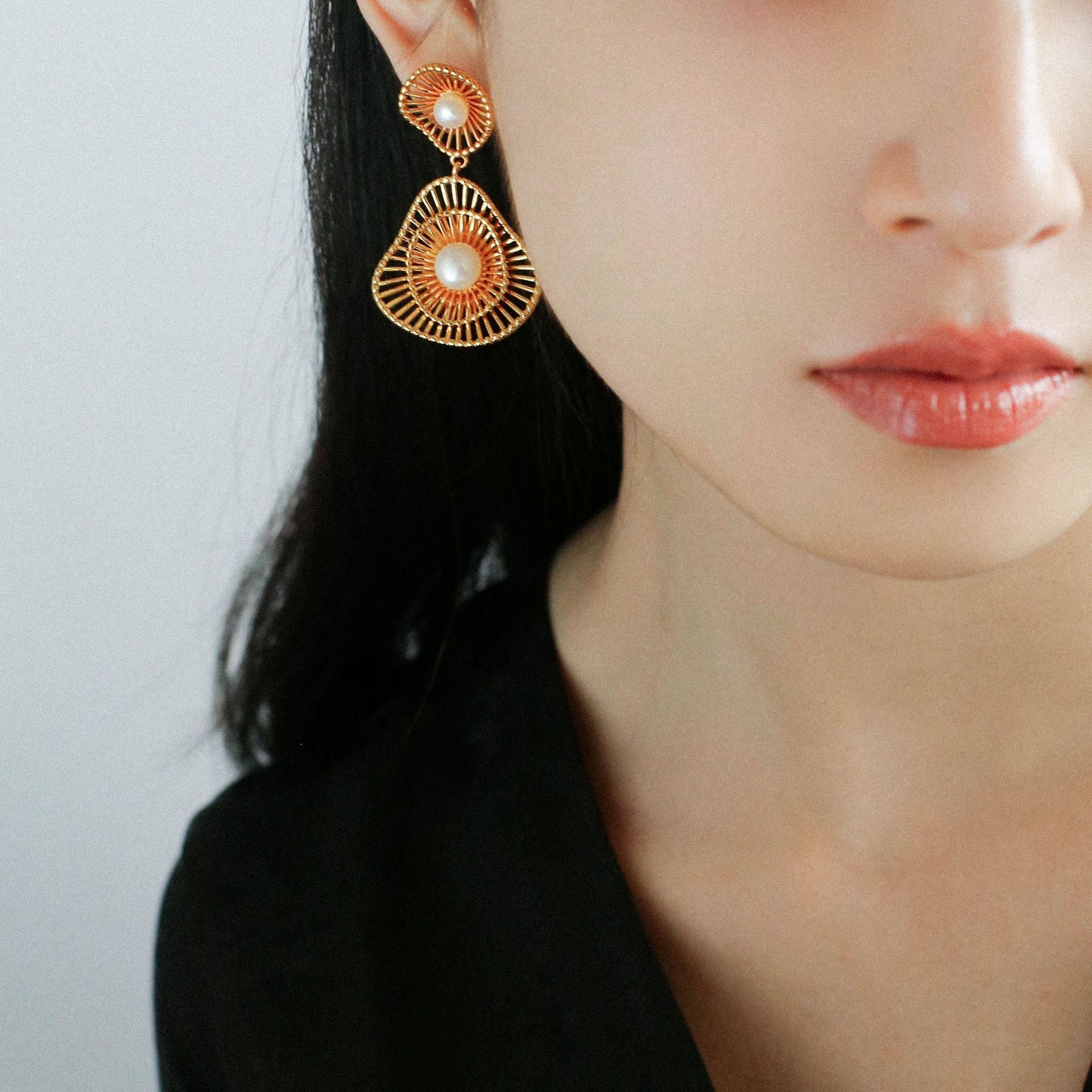 Fashionable Hollow Ripple Double Pearl Earrings - floysun
