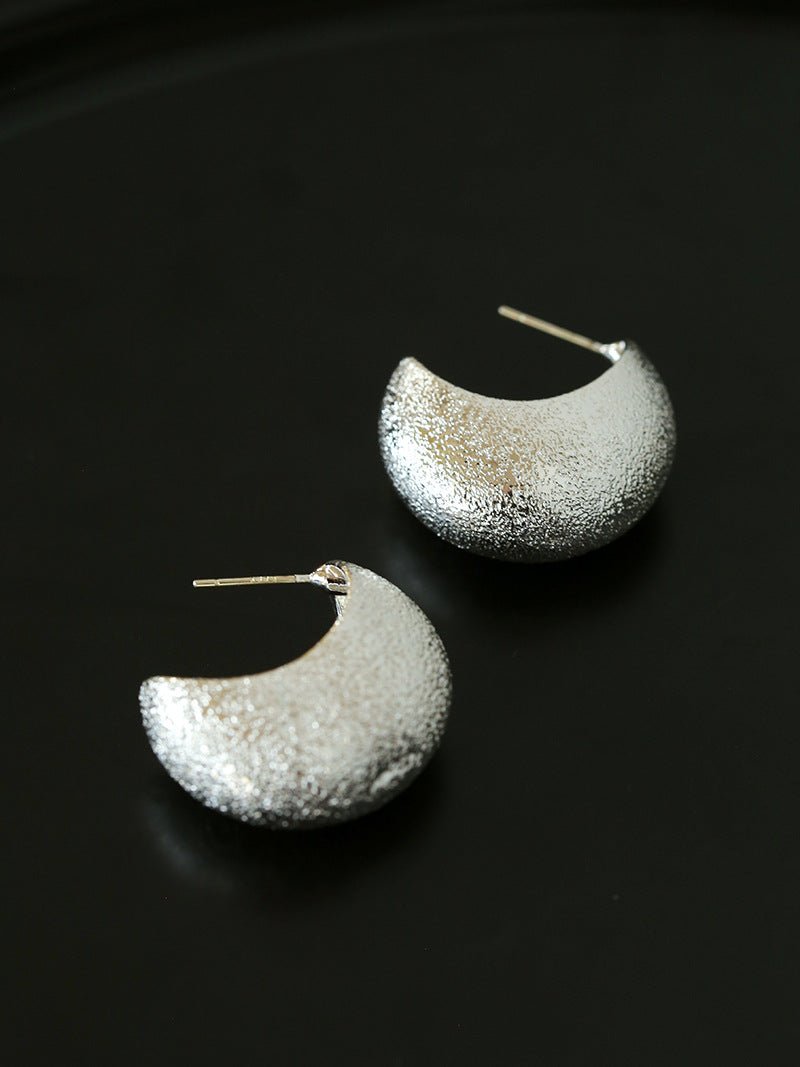 “Fat Moon” Matte Crescent Stud Earrings - floysun