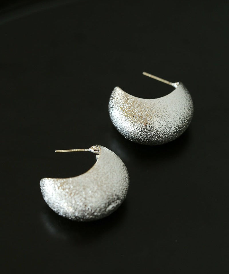 “Fat Moon” Matte Crescent Stud Earrings - floysun