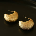 “Fat Moon” Matte Crescent Stud Earrings - floysun