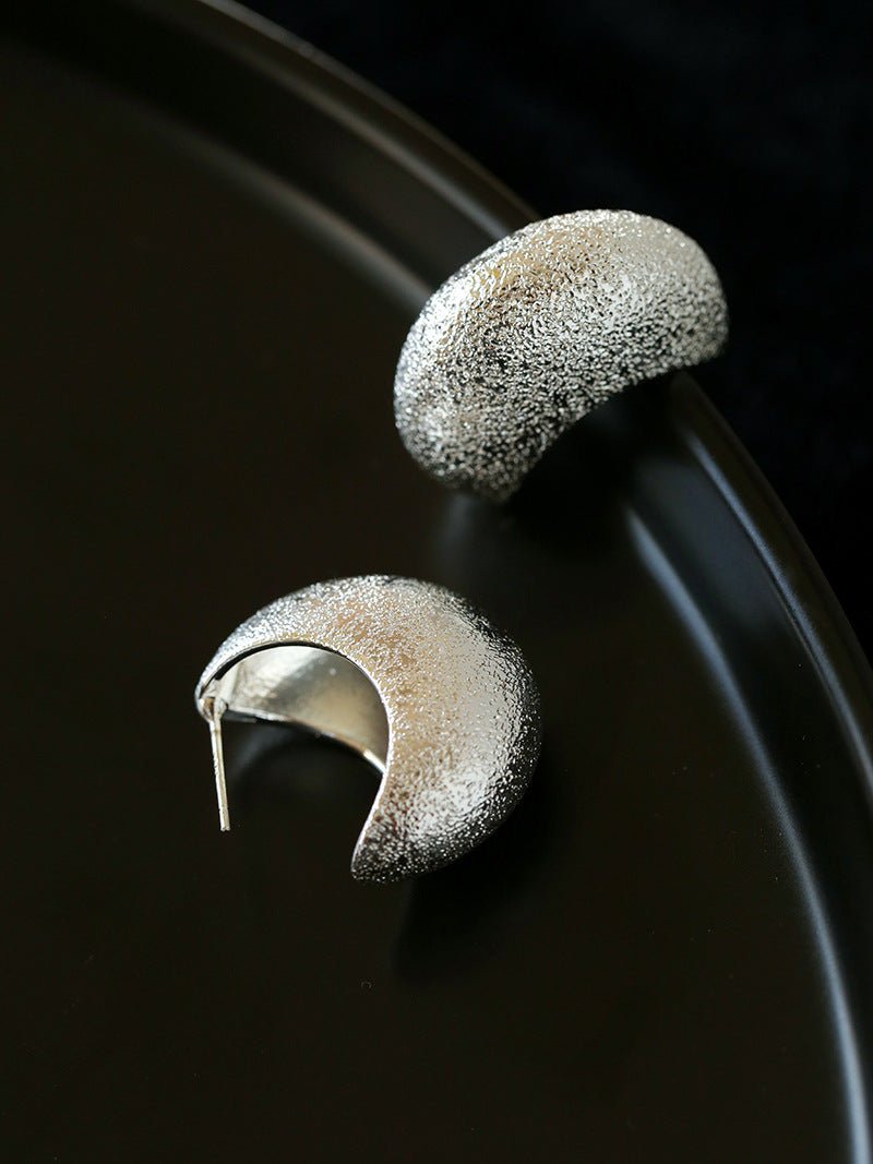 “Fat Moon” Matte Crescent Stud Earrings - floysun