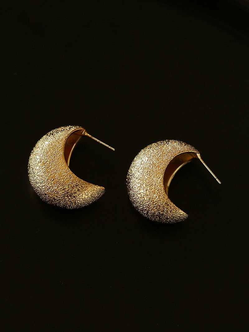 “Fat Moon” Matte Crescent Stud Earrings - floysun