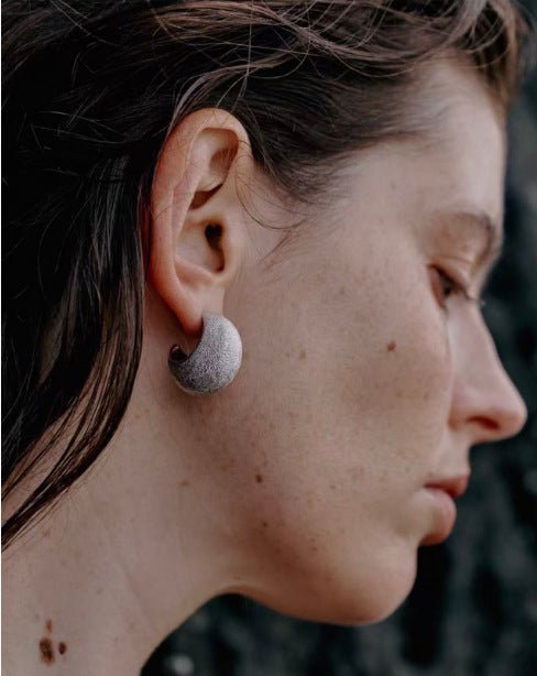 “Fat Moon” Matte Crescent Stud Earrings - floysun