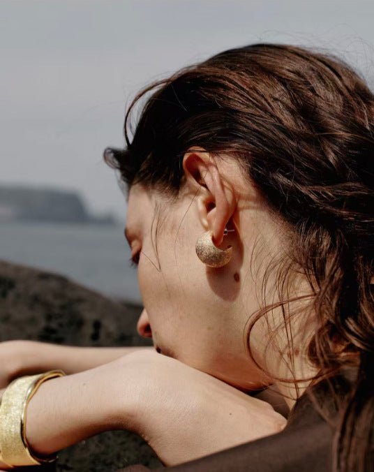 “Fat Moon” Matte Crescent Stud Earrings - floysun