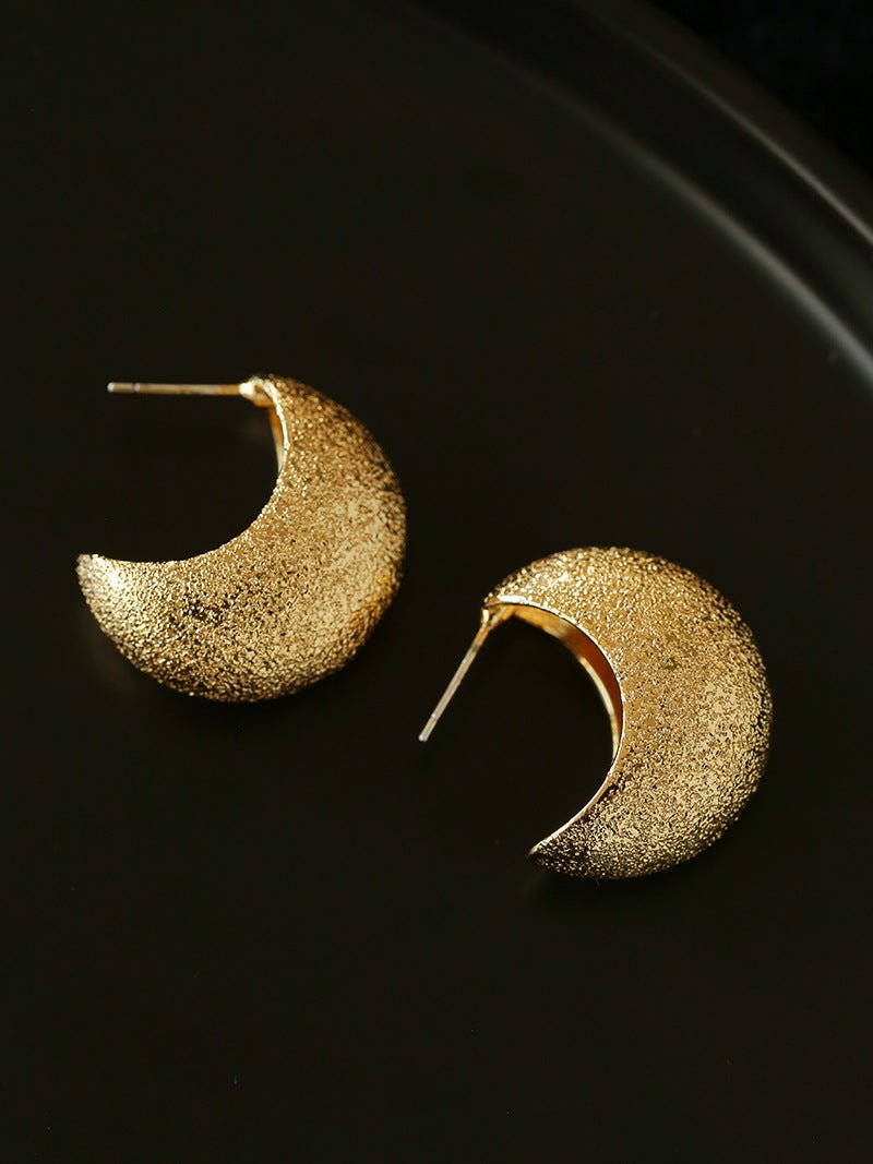 “Fat Moon” Matte Crescent Stud Earrings - floysun