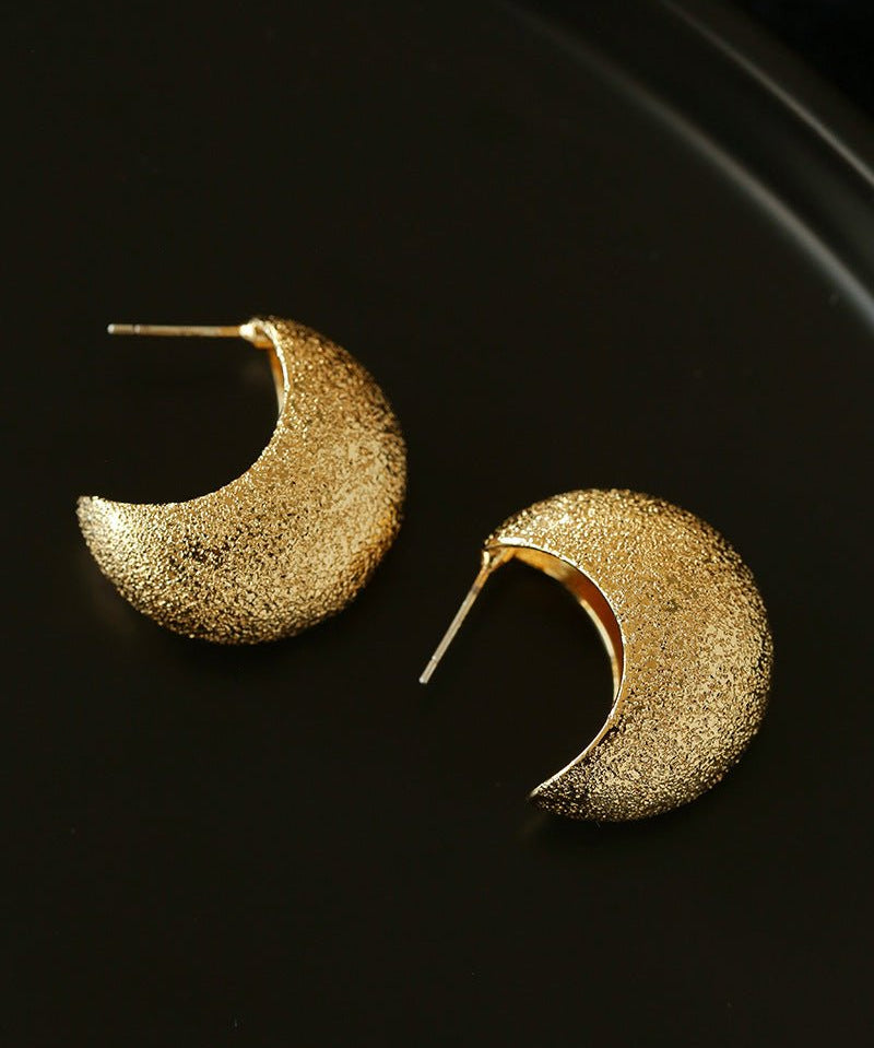 “Fat Moon” Matte Crescent Stud Earrings - floysun