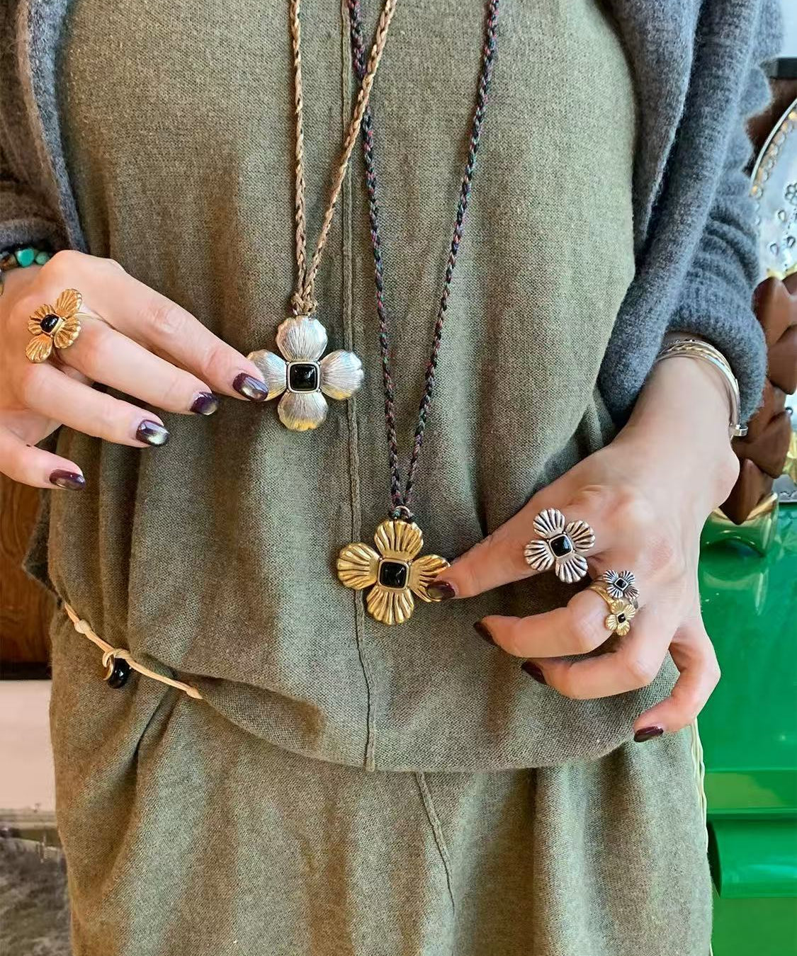 “Fortune Circle” Shell Hibiscus & Clover Long Necklace - floysun