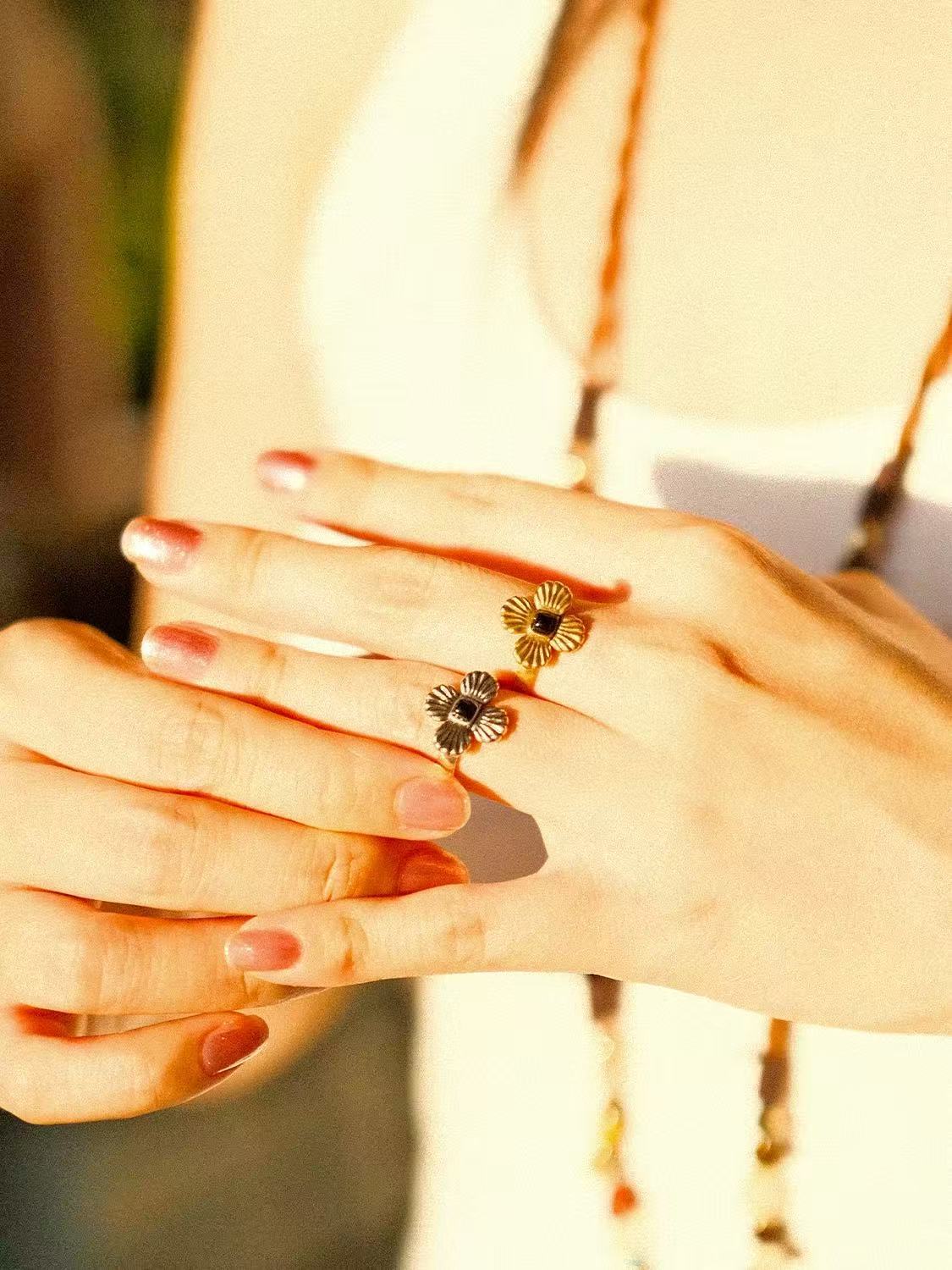 “Fortune Circle” Shell Hibiscus & Clover Ring - floysun