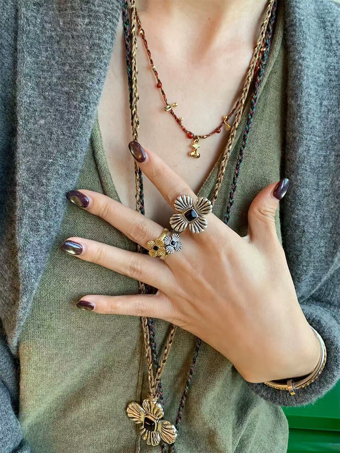 “Fortune Circle” Shell Hibiscus & Clover Ring - floysun