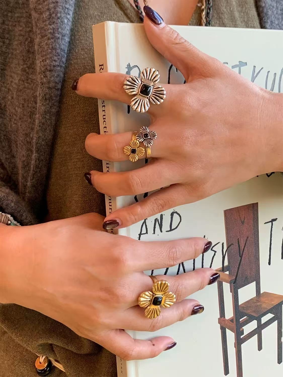 “Fortune Circle” Shell Hibiscus & Clover Ring - floysun