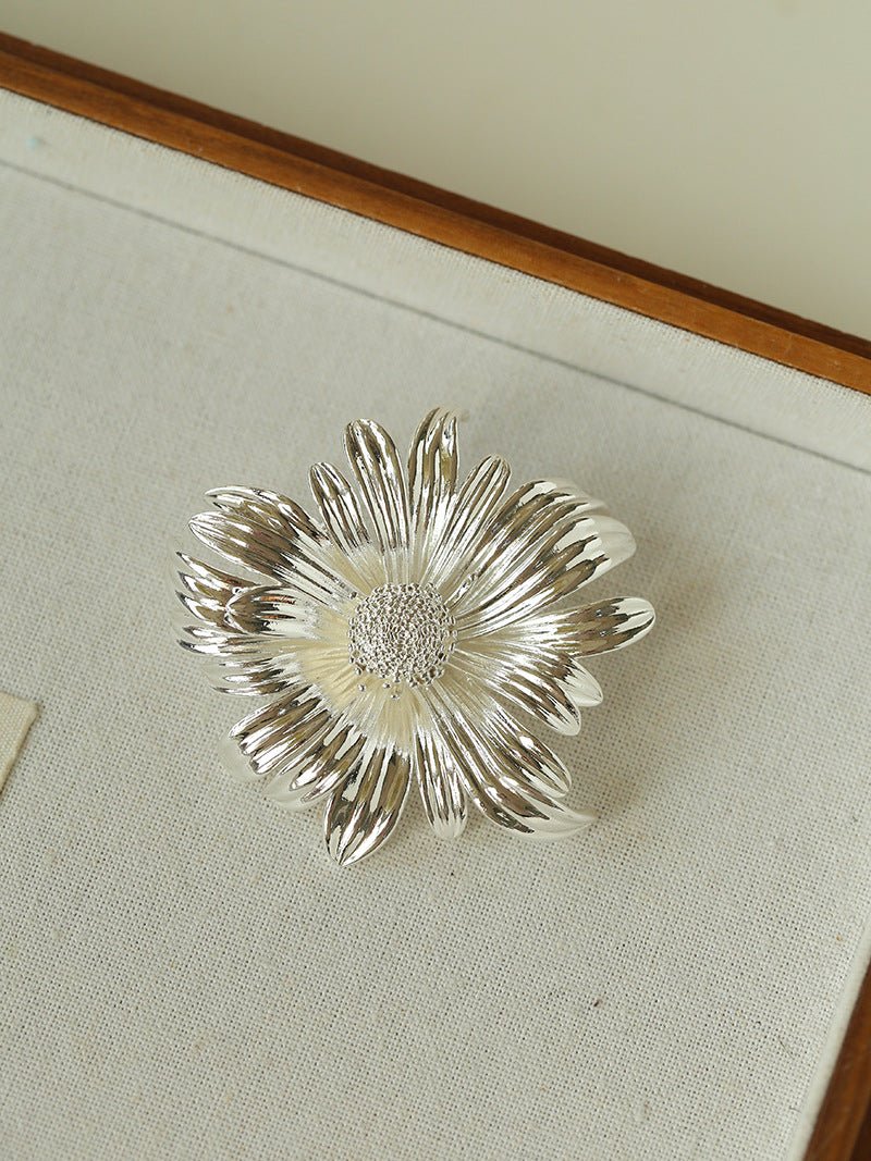 French Vintage Sculpted Daisy Brooch - floysun