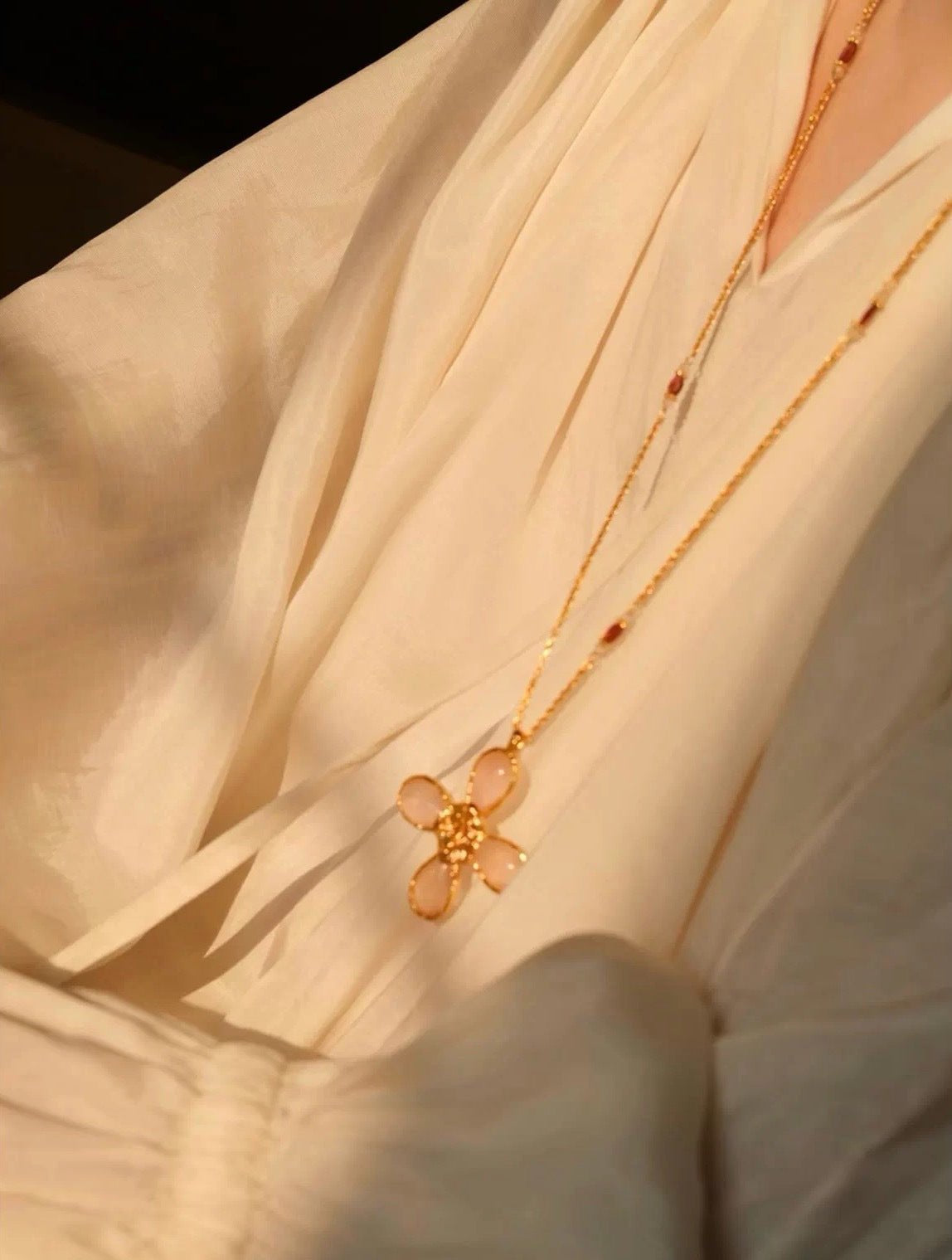 Lava Rose Quartz Flower Necklace - floysun