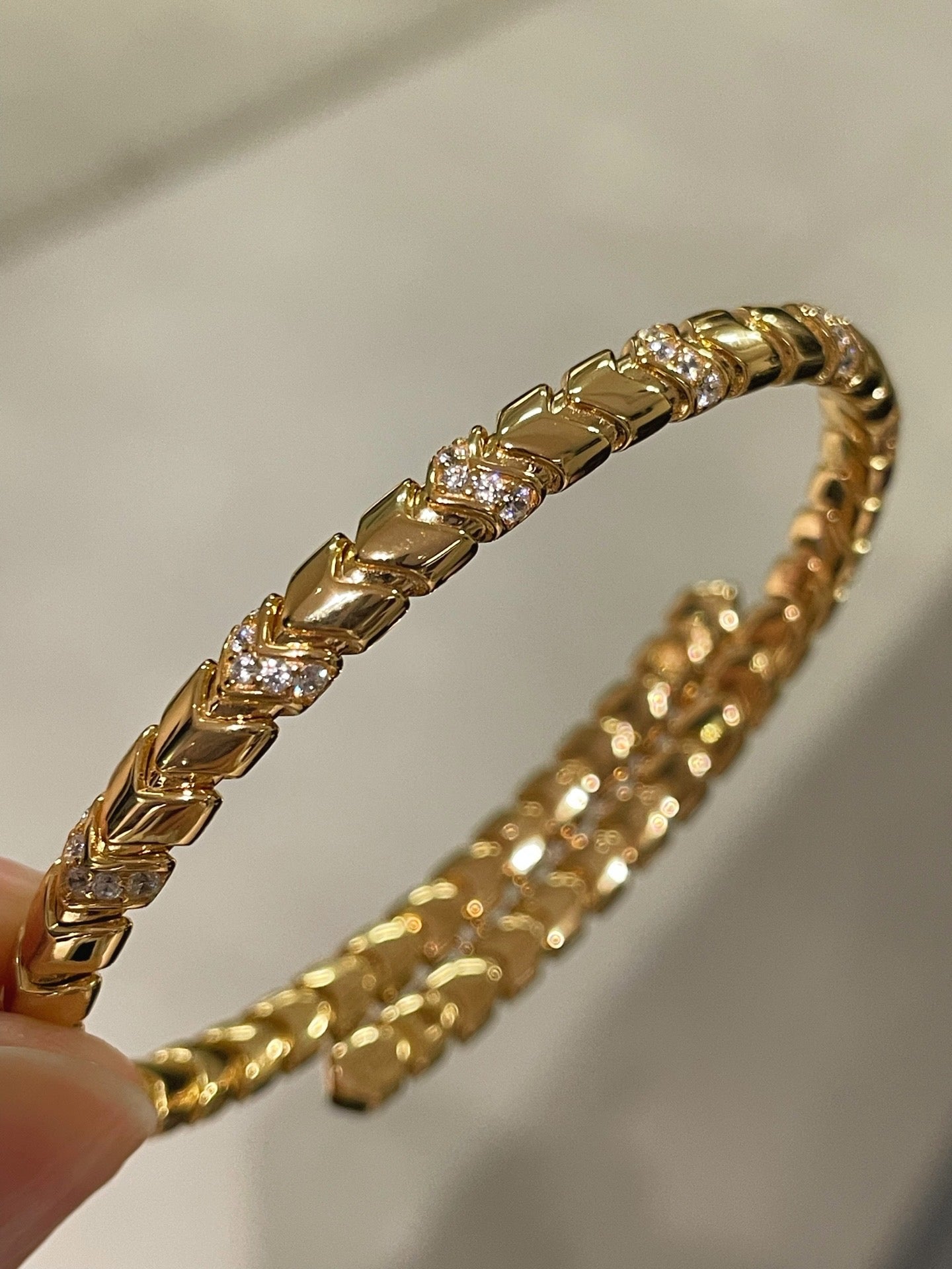 Luxe Serpent Memory Bangle - floysun
