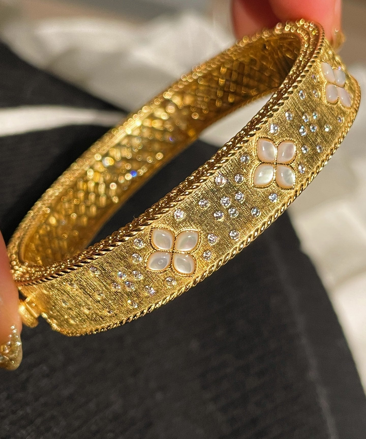 Luxurious Pavé Heavywork Brushed Bangle Natural Mother - of - Pearl Clover - floysun