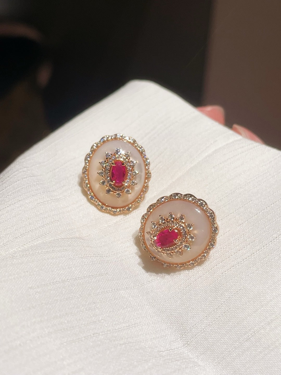 Luxury Craft Vintage Court - Style Ruby & Mother - of - Pearl Cabochon Stud Earrings - floysun