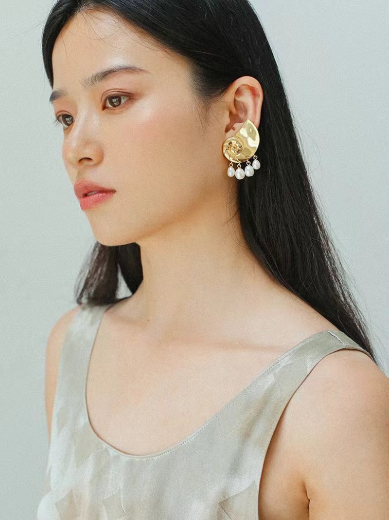 Metallic Conch Pearl Statement Drop Earrings - floysun