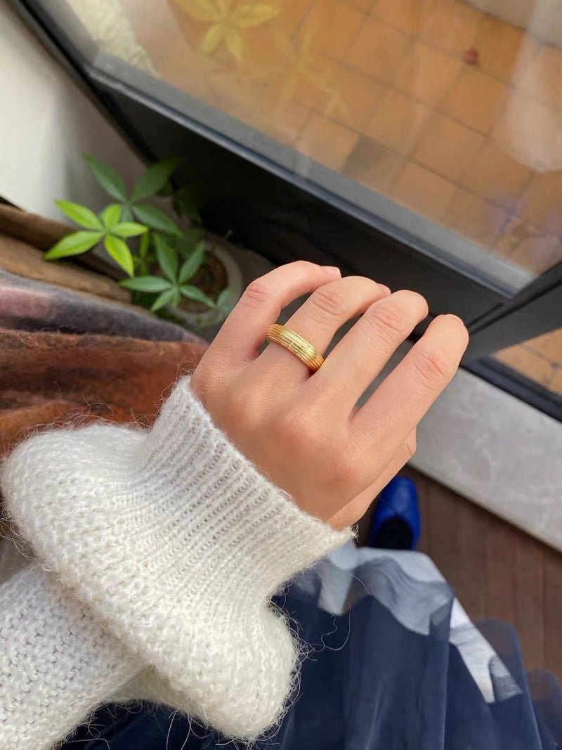 Minimalist Luxury Solid Ribbed Band Ring - floysun