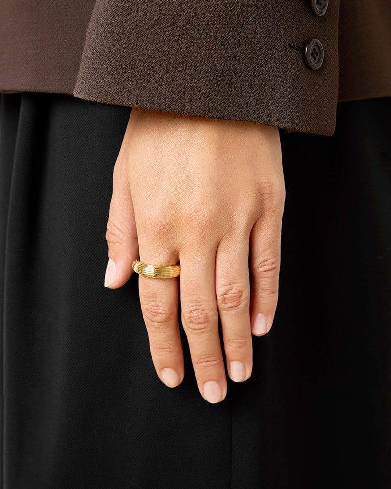 Minimalist Luxury Solid Ribbed Band Ring - floysun
