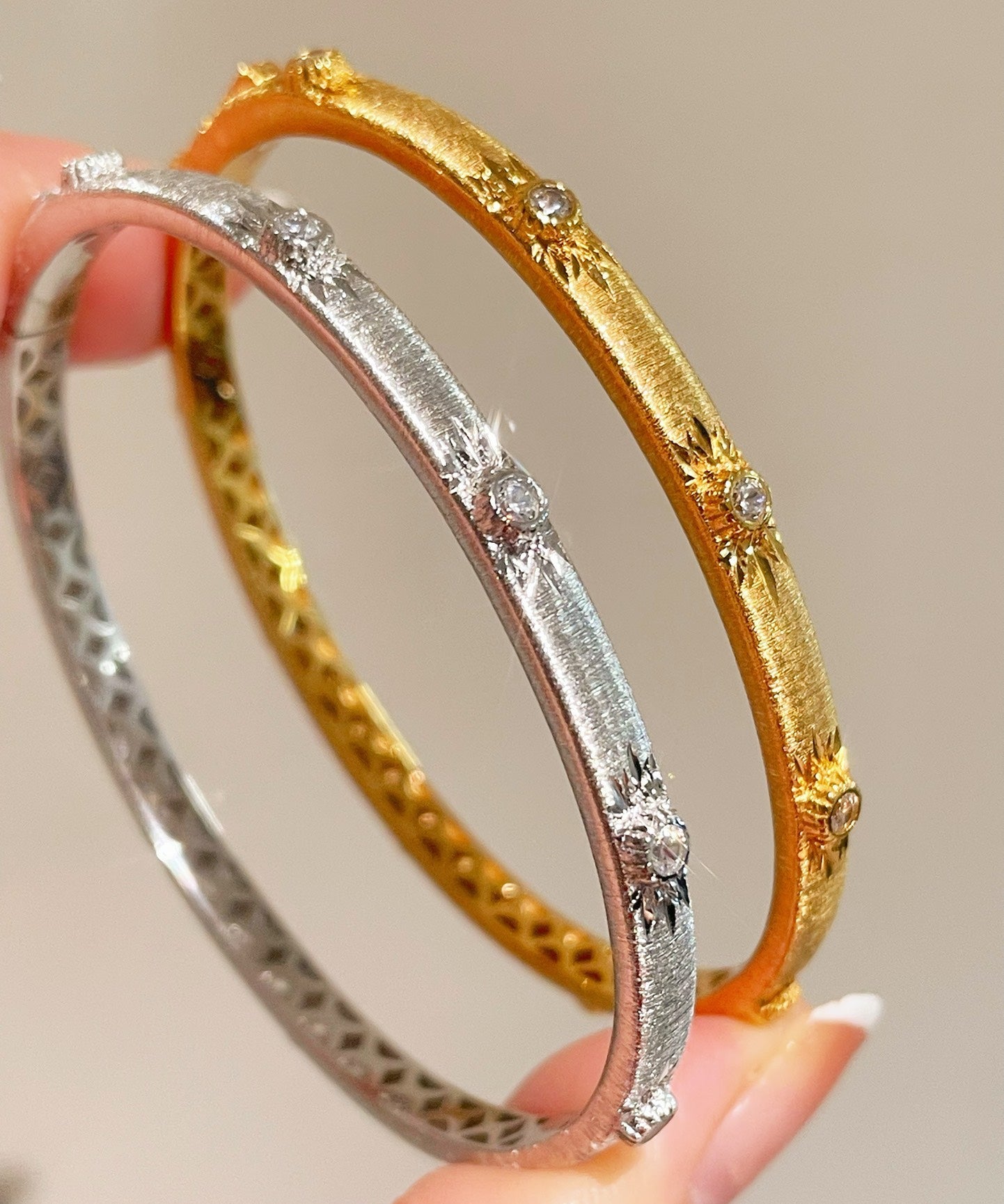 Narrow Brushed Ribbon Starburst Diamond Bangle - floysun