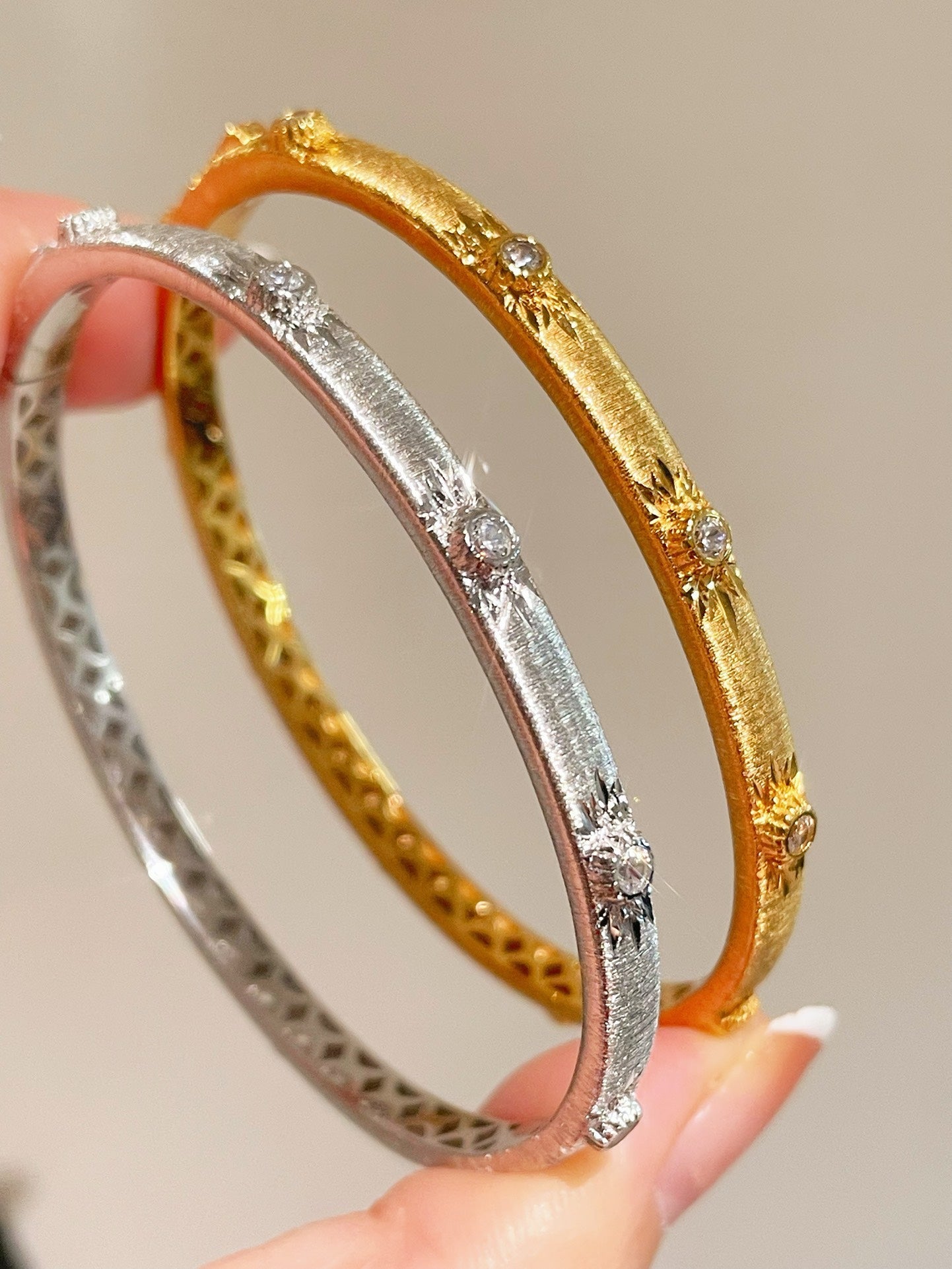 Narrow Brushed Ribbon Starburst Diamond Bangle - floysun