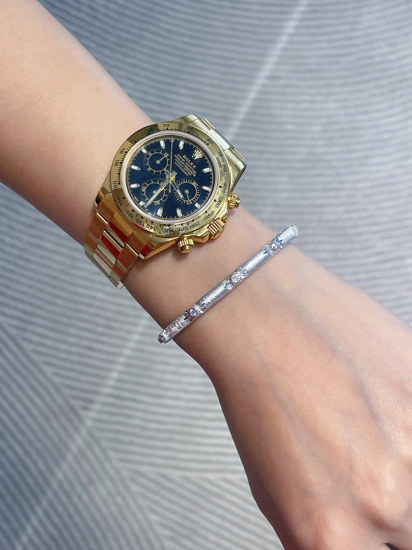 Narrow Brushed Ribbon Starburst Diamond Bangle - floysun