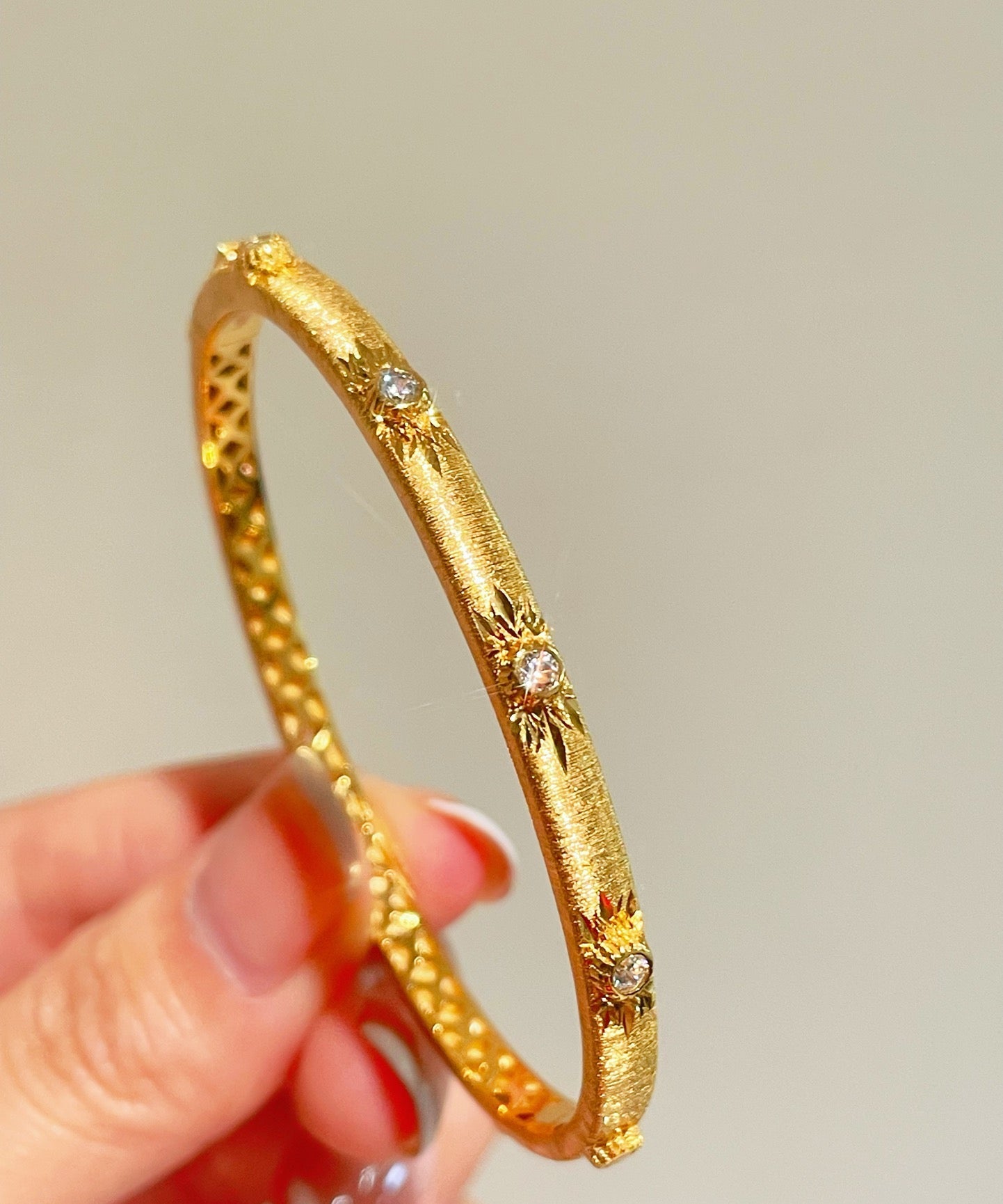 Narrow Brushed Ribbon Starburst Diamond Bangle - floysun