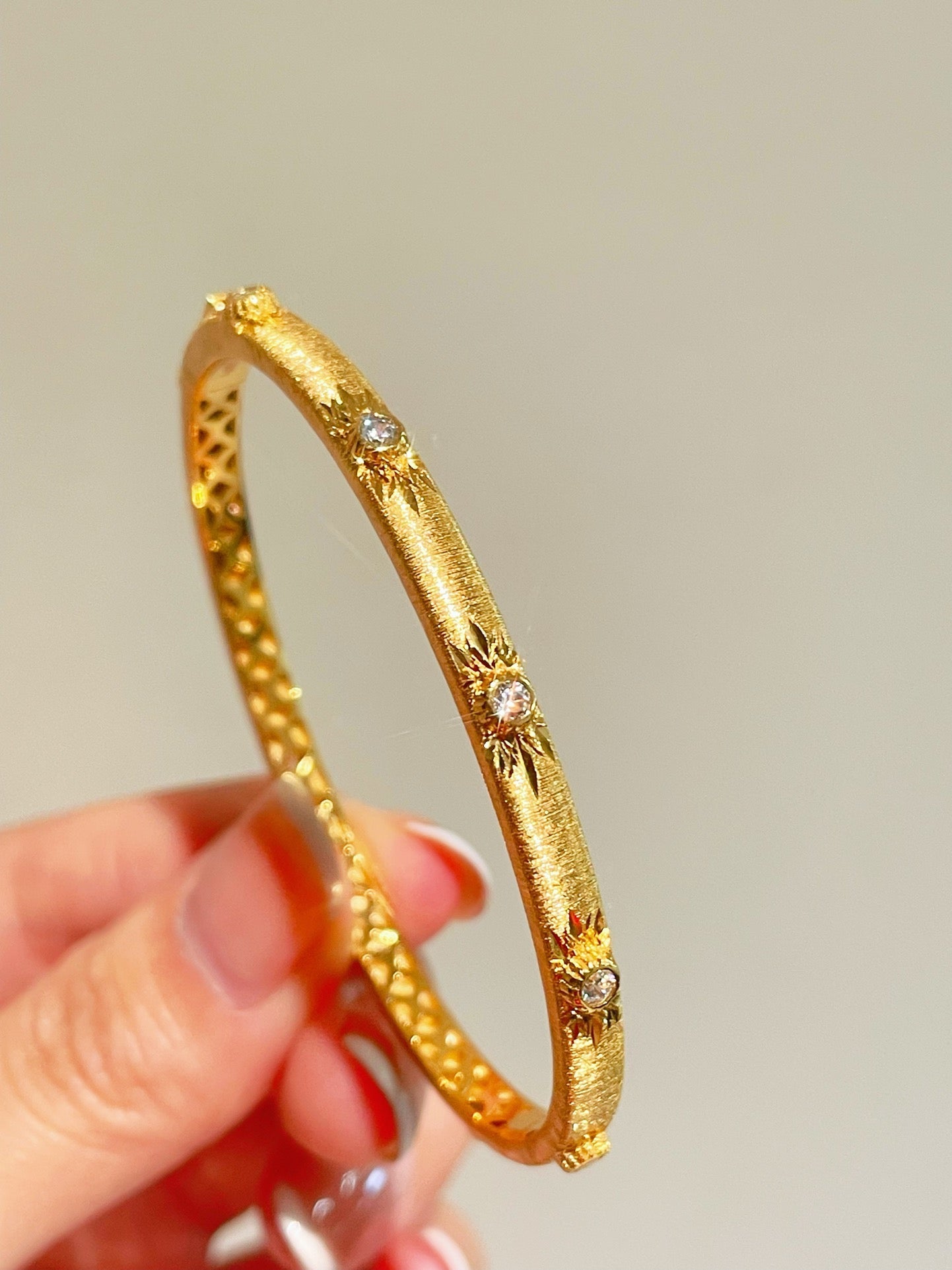 Narrow Brushed Ribbon Starburst Diamond Bangle - floysun