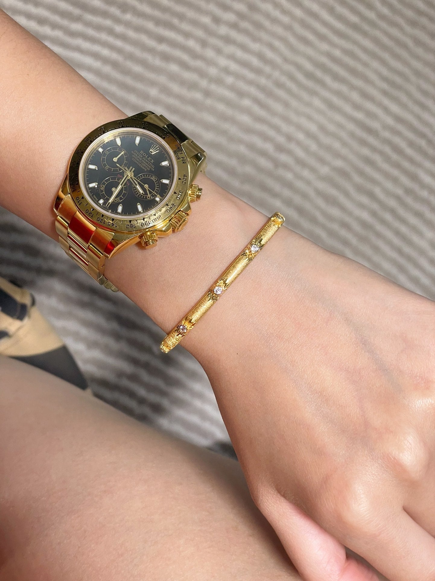 Narrow Brushed Ribbon Starburst Diamond Bangle - floysun