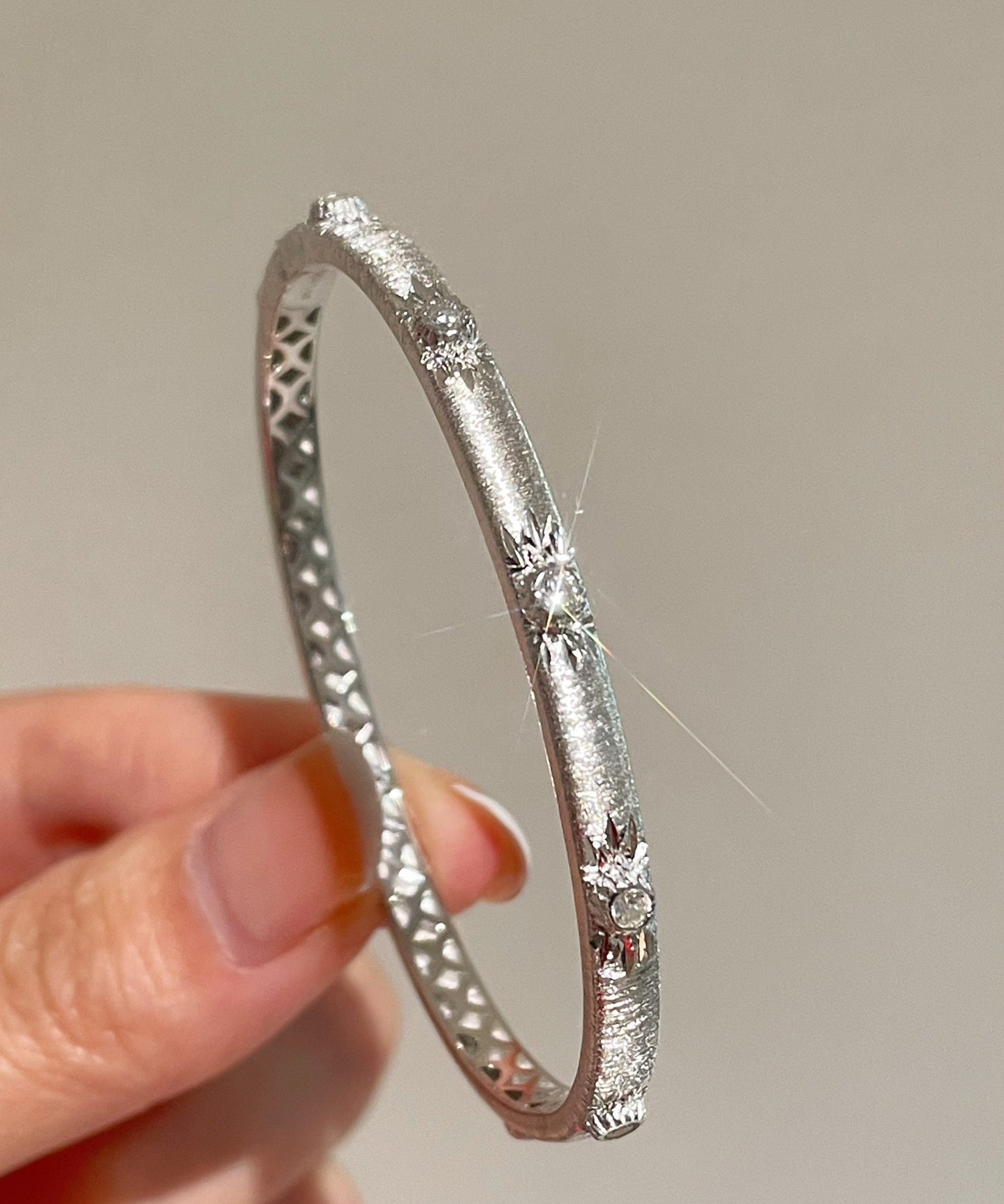 Narrow Brushed Ribbon Starburst Diamond Bangle - floysun