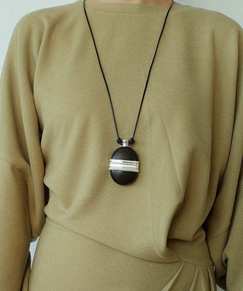 Nomadic Spirit Sandalwood Flask Necklace - floysun