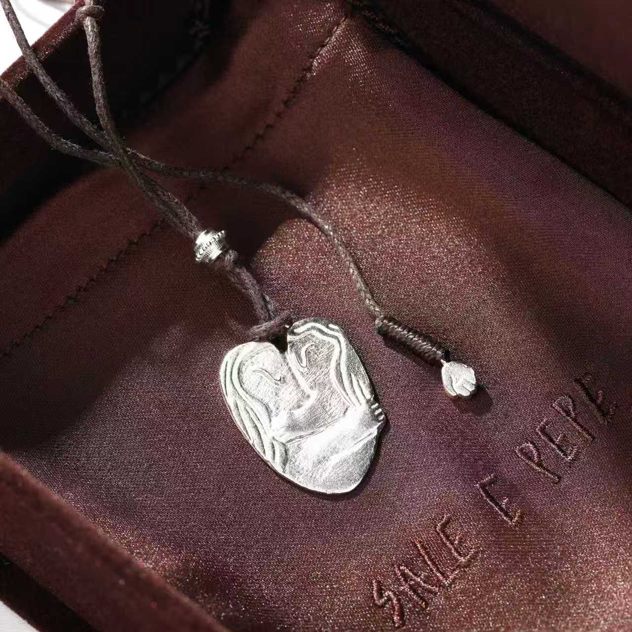 Original Design Embracing Heart Cord Necklace - floysun