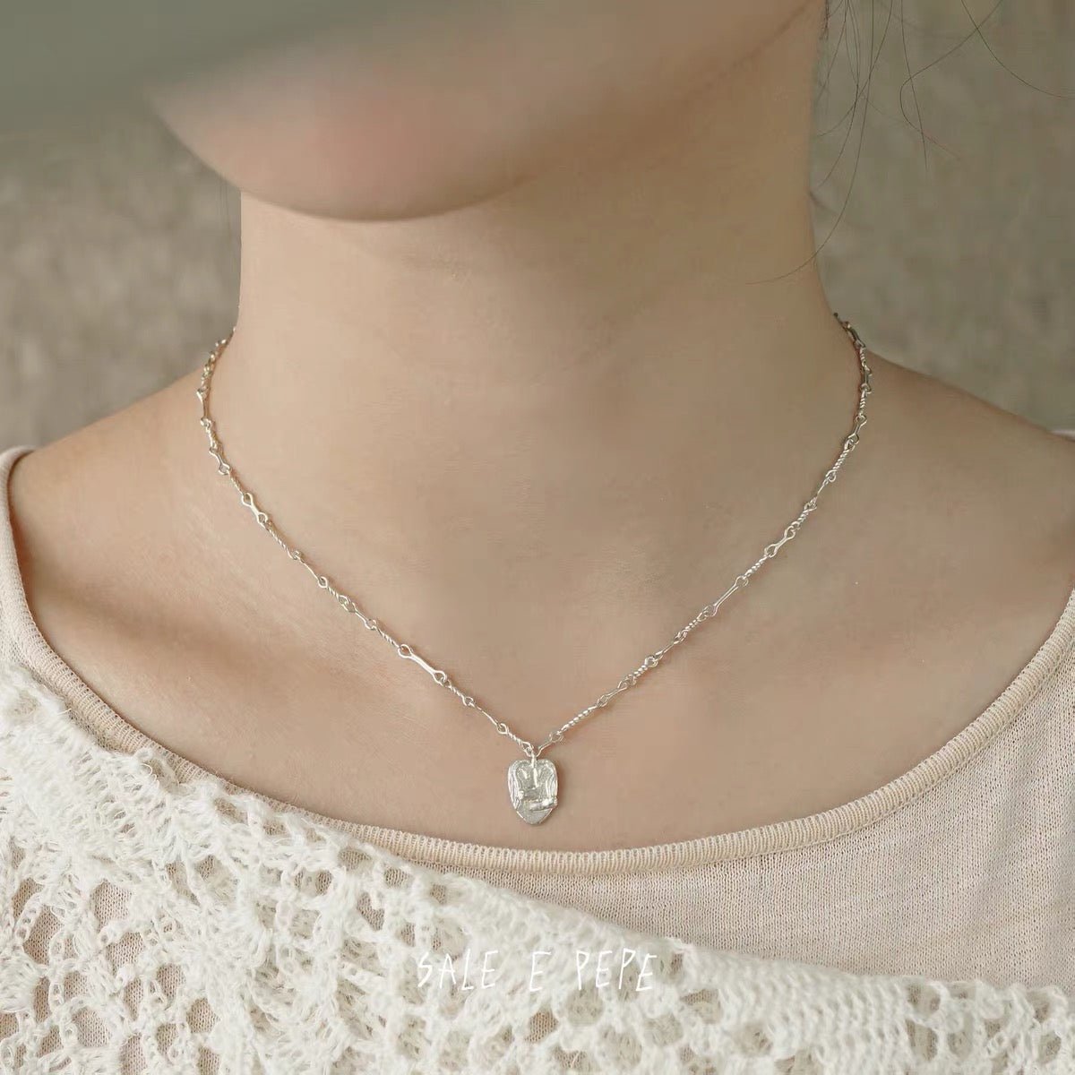 Original Design Embracing Heart Pendant Necklace - floysun