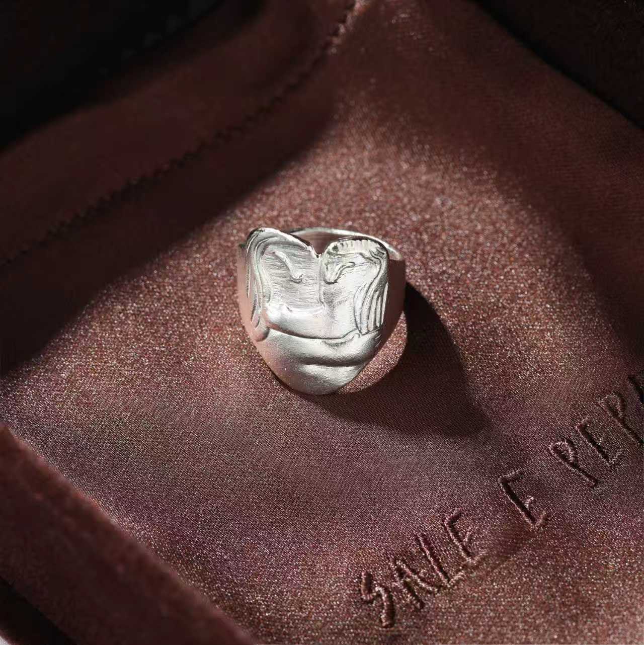 Original Design Embracing Heart Statement Ring - floysun