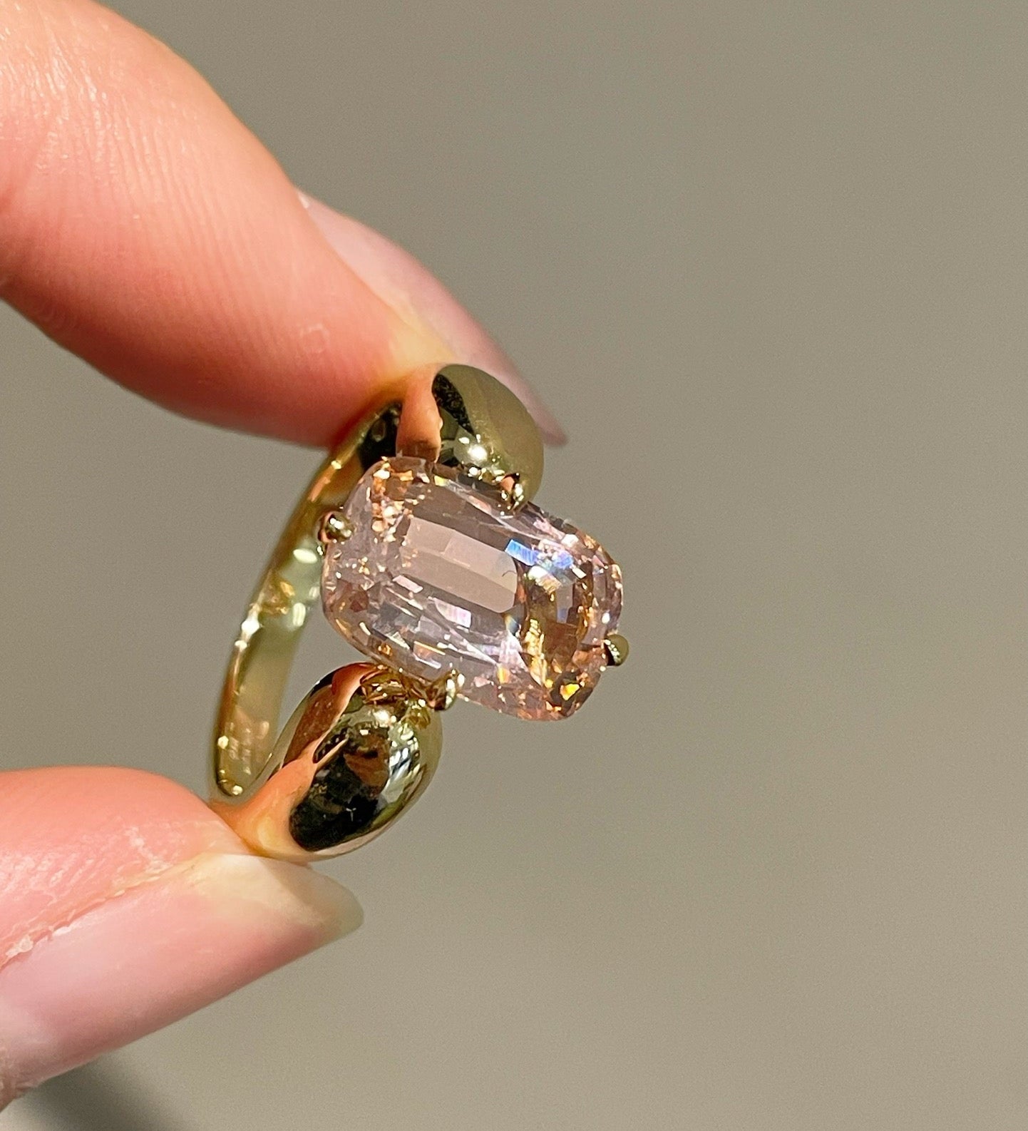 Padparadscha Oval - Cut Minimalist Ring – Rare Sunset Sapphire - floysun