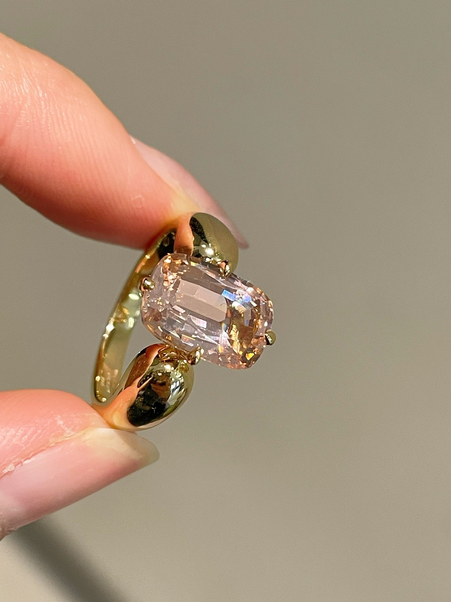 Padparadscha Oval - Cut Minimalist Ring – Rare Sunset Sapphire - floysun