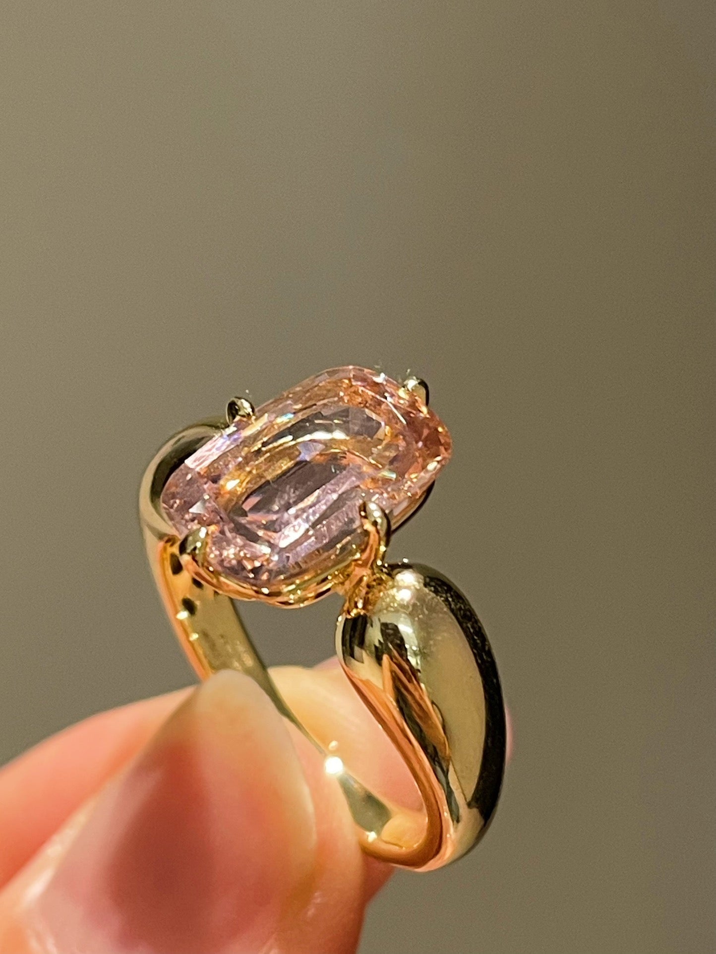Padparadscha Oval - Cut Minimalist Ring – Rare Sunset Sapphire - floysun